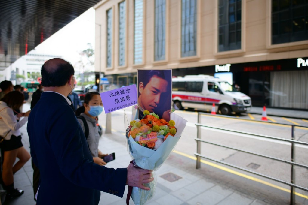 有歌迷带同鲜花到场悼念。
