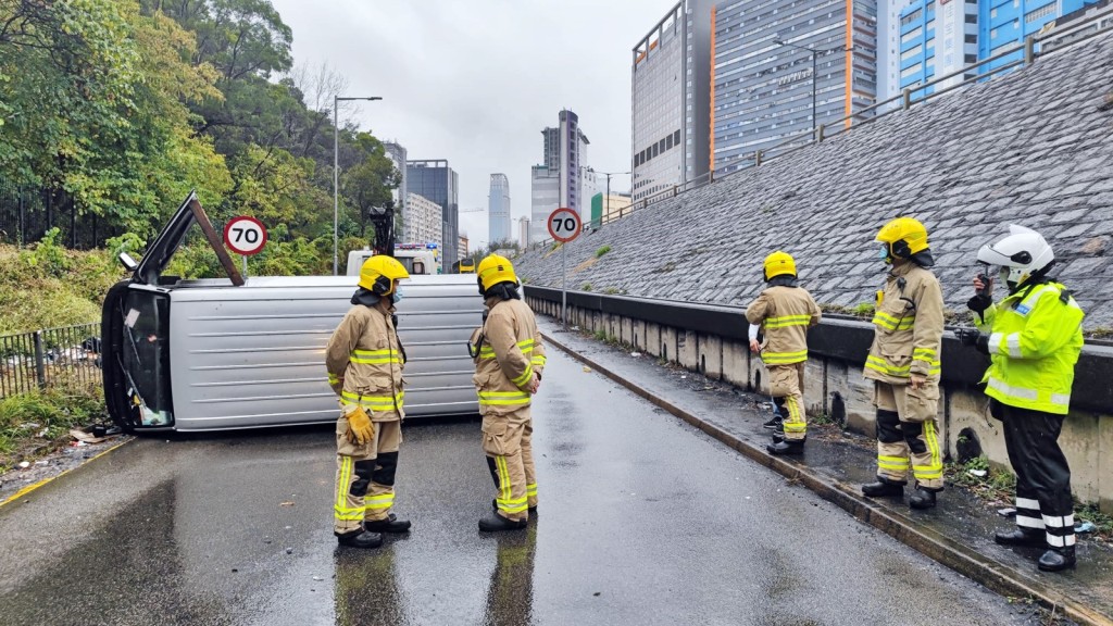 輕型貨車疑因天雨路滑翻側。