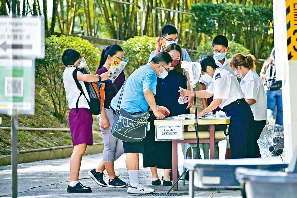以往「叩門」申請成為不少家長為子女報讀心儀中學的最後機會，當局正研究新學年減少中學「叩門位」。 