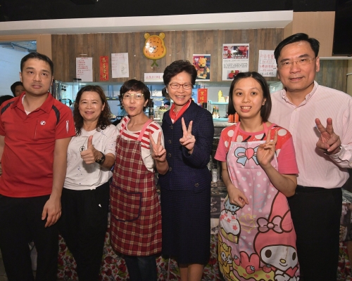林鄭月娥到長沙灣一間小店「喜樂餐飲教室」吃飯。 林鄭月娥fb圖片