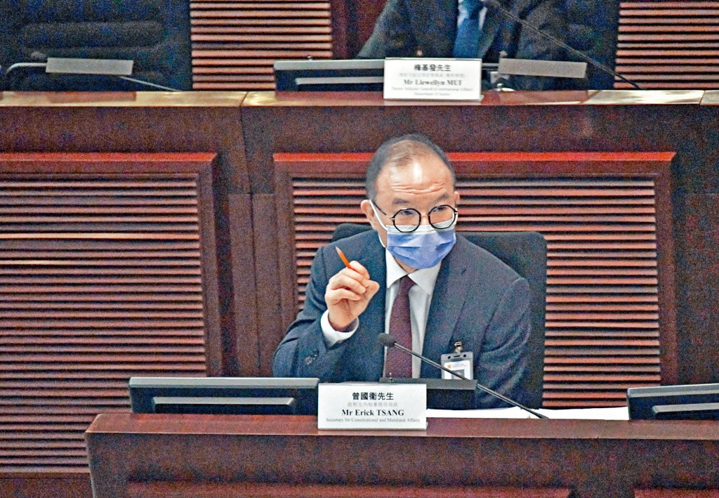 政制及內地事務局局長曾國衞答覆議員有關資格審查委員會的問題。