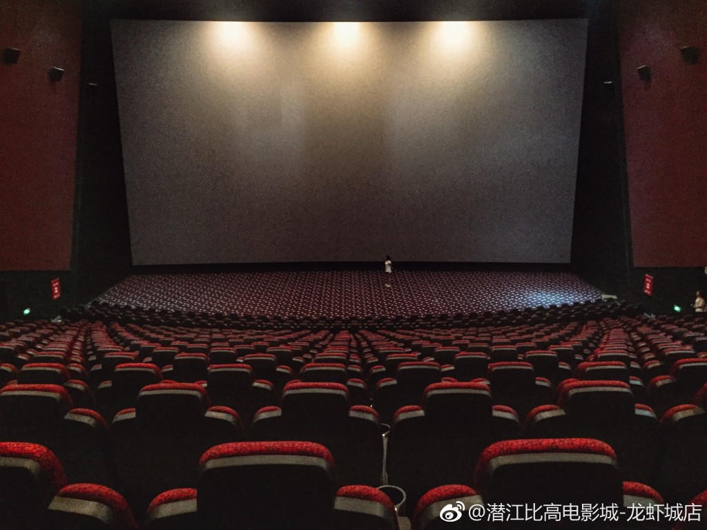 雖然影院生意失利,但周星馳執導的電影在內地票房依然勢如破竹。 雖然影院生意失利,但周星馳執導的電影在內地票房依然勢如破竹。