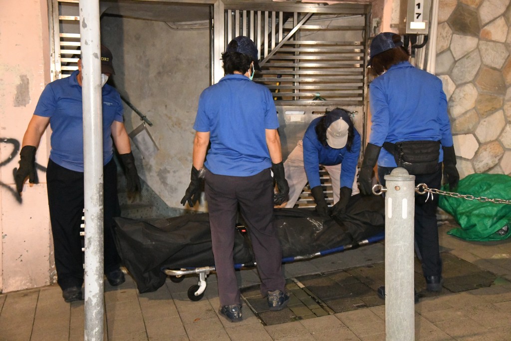 兩人遺體由仵工移走。 兩人遺體由仵工移走。