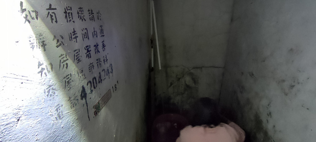 寮屋戶依靠上一村公共浴室沖涼及洗衫，但自去年起已停電。