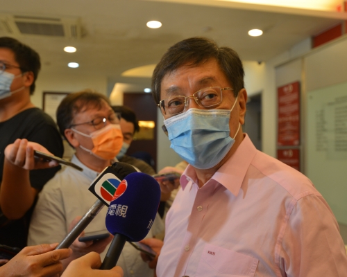 伍健(右)促請足總再去信國際足協，以釋除疑慮。馮梓健攝