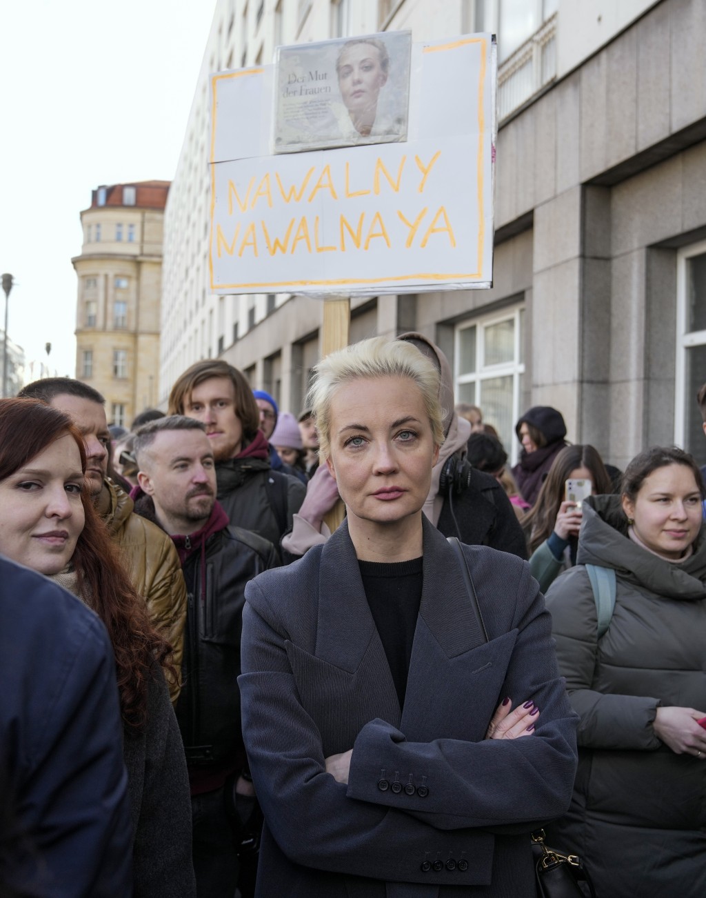 尤莉娅在柏林俄罗斯大使馆外海外票站排了6小时队。美联社