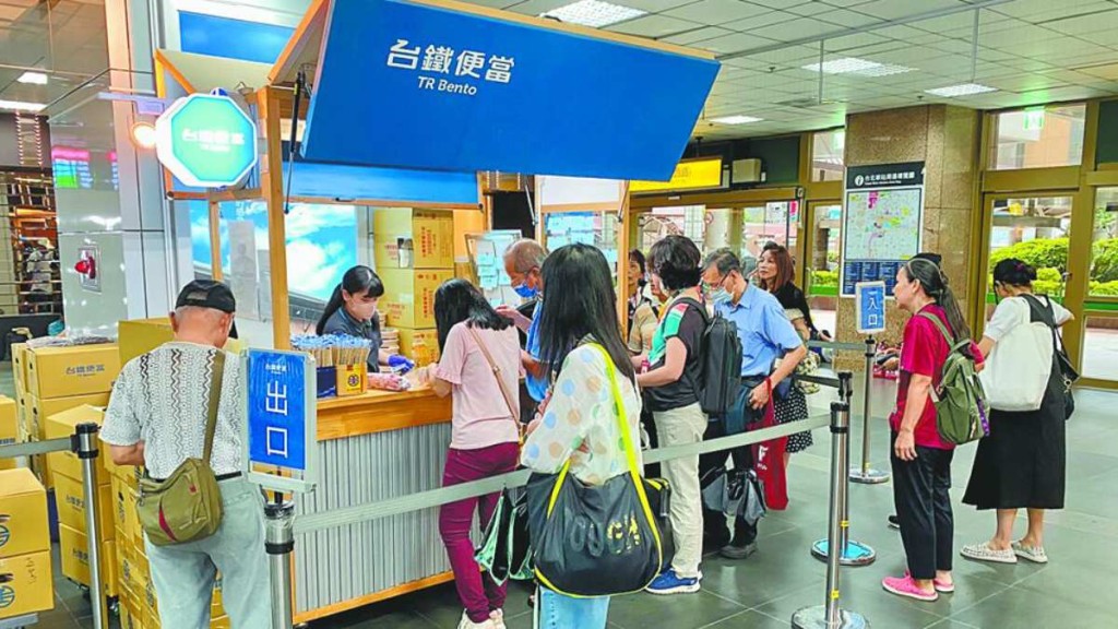 台鐵便當深受當地民眾甚至遊客歡迎。中時