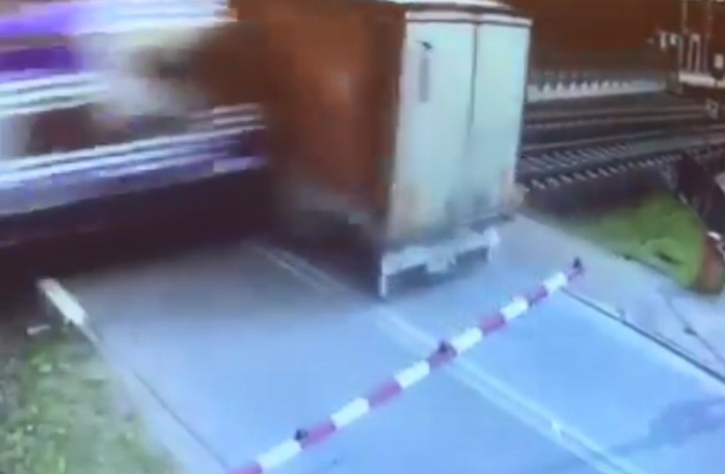 波蘭有貨車穿越路軌,被火車攔腰撞斷。JFJ15561913@X 波蘭有貨車穿越路軌,被火車攔腰撞斷。JFJ15561913@X