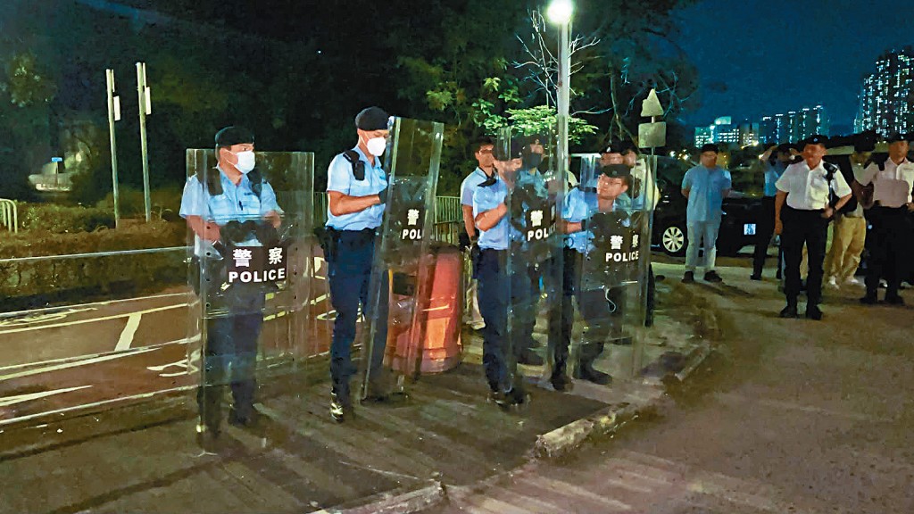 警方聯同漁護署動物管理隊昨晚再度派員到事發現場一帶，大規模搜索及捕捉具潛在襲擊風險的流浪犬隻或動物。
