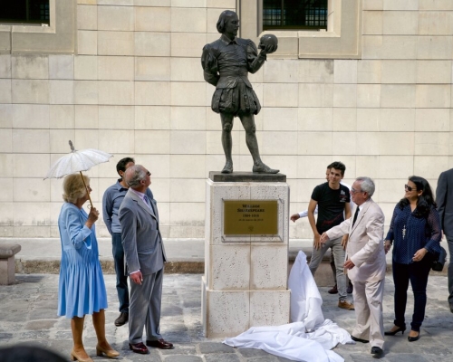 正在古巴訪問的英國皇儲查理斯和夫人卡米拉為莎士比亞像揭幕。　美聯社圖片