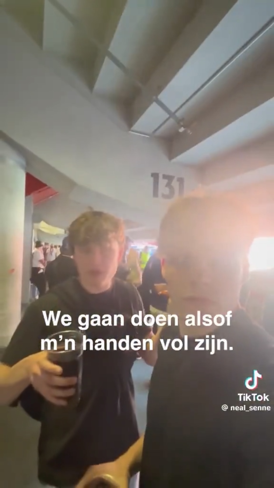 趁人多混入观众区，故意买零食饮品假装很忙。 TikTok@neal_senne