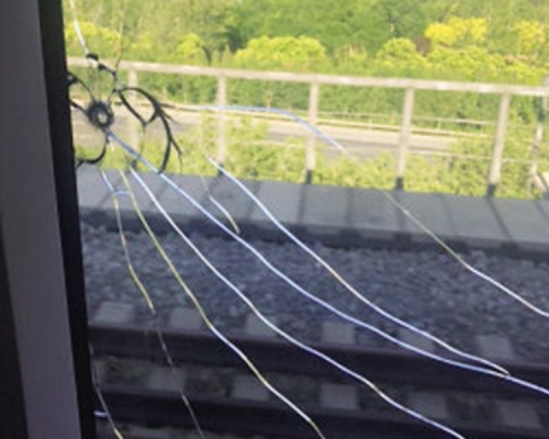 辽宁一名男子因利用弹叉打鸟，导致击裂高铁车窗，被处以行政拘留。　网上图片

