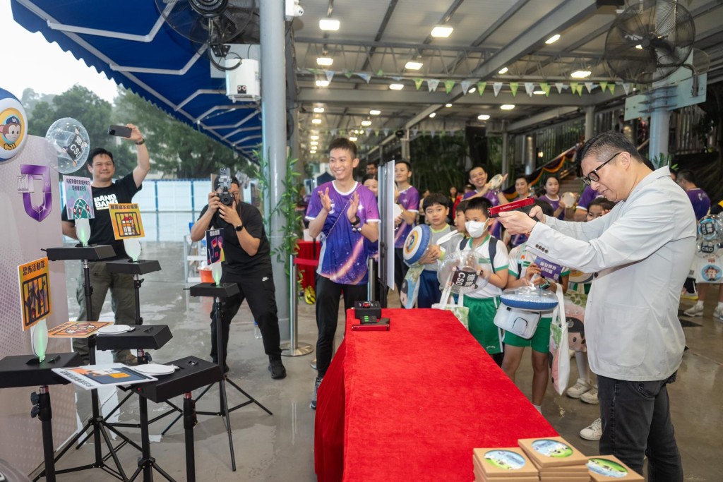 保安局局長鄧炳強(右一)參與攤位遊戲。政府新聞處圖片 保安局局長鄧炳強(右一)參與攤位遊戲。政府新聞處圖片