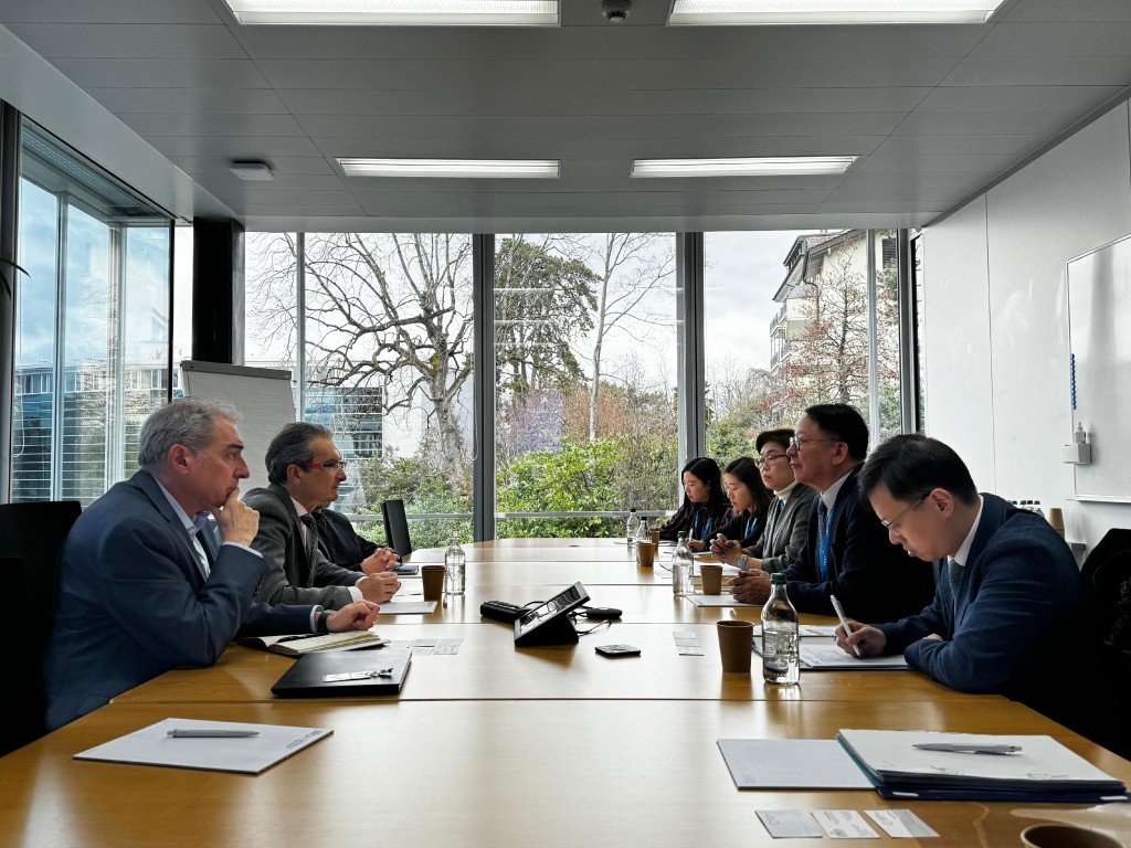 陈国基（右二）在瑞士期间到访瑞士洛桑国际管理发展学院，与学院世界竞争力中心主任Arturo Bris教授（左二）及学院其他人员会面。政府新闻处图片