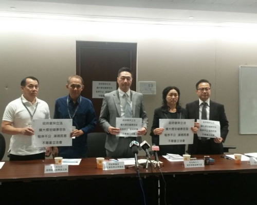 邵家輝希望政府應暫時收回決定,待五月再提出讓議員提出修定。