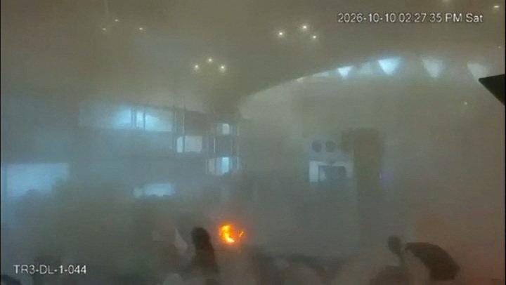 利雅得機場遇襲後，客運大樓內煙霧彌漫。路透社