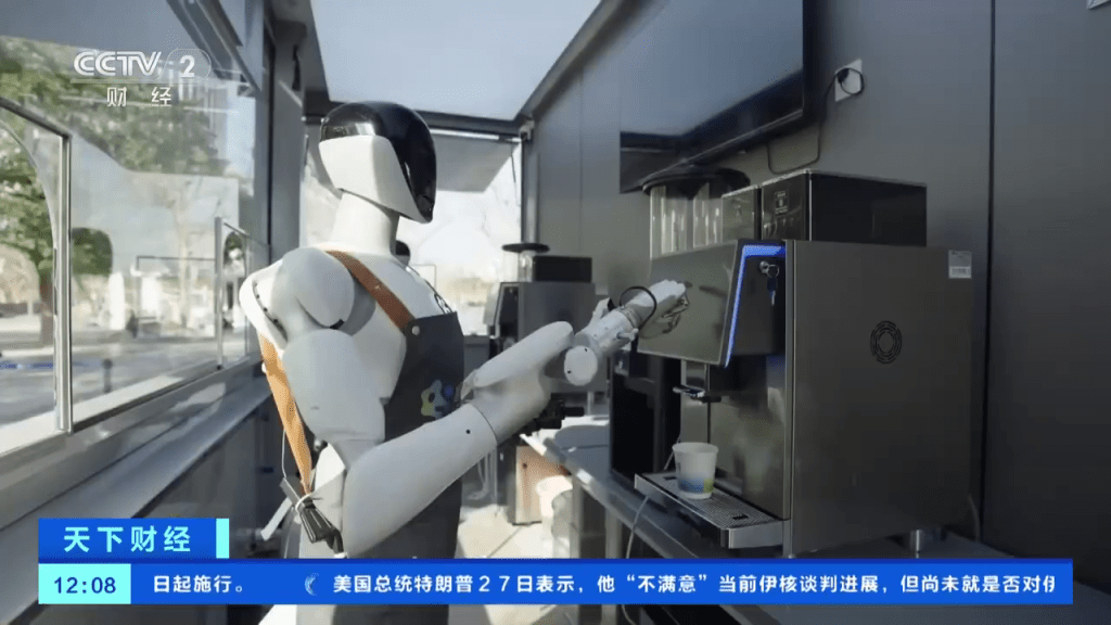 机械人进驻深圳卖咖啡。 央视