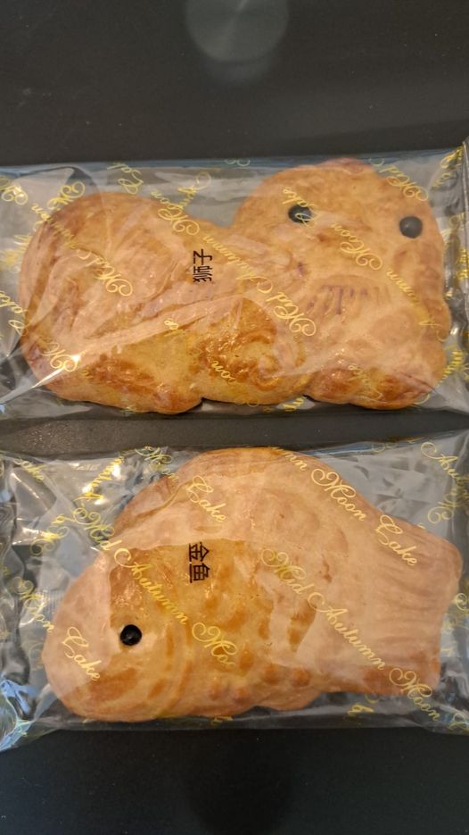 公仔饼形状有金鱼和狮子。fb图片