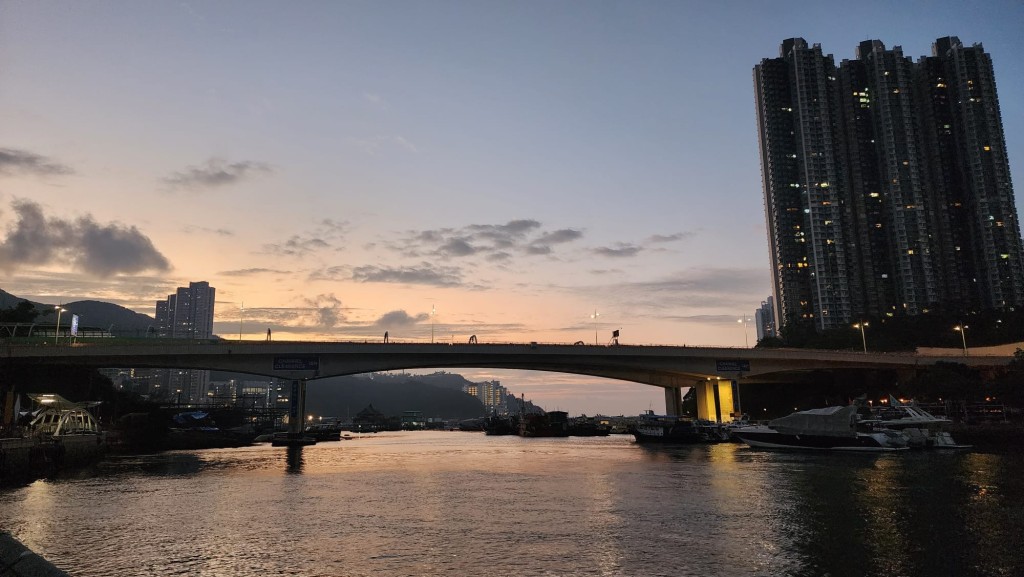 本港地區今日大致多雲。日間部分時間有陽光，最高氣溫約23度。黎志偉攝