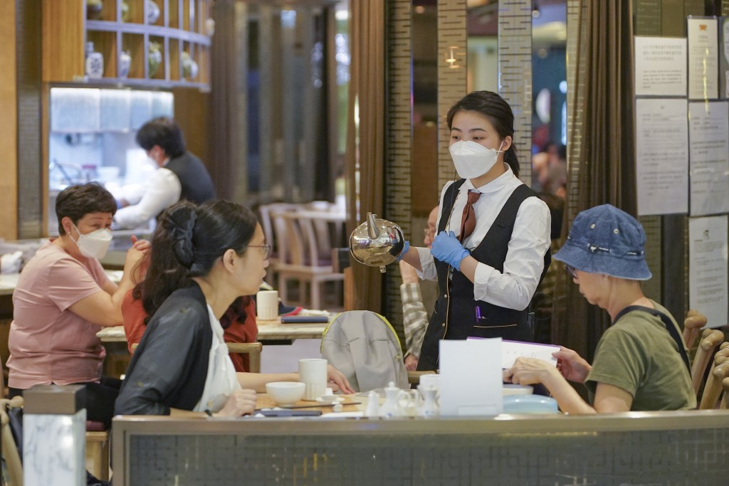 黃家和指食肆採用自助點餐或能減少侍應人手，但成本沒有下降。資料圖片