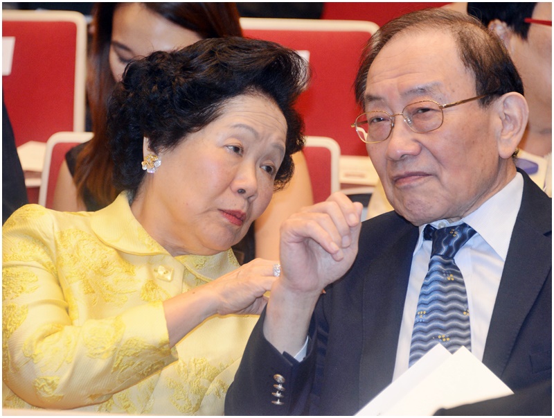 聯署人包括陳方安生（左）和李鵬飛。