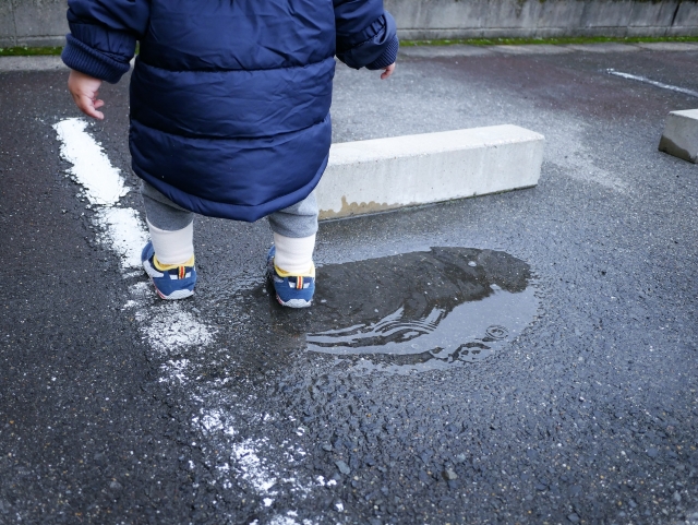 下雨天小朋友易弄濕鞋子，即學6招快速乾鞋法。（示意圖/圖片來源：PhotoAC）