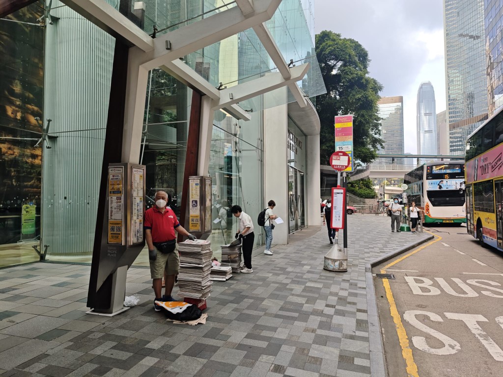 現場太古廣場第三期門外,一名老翁在工作人員未開始派報前,擅自提取,工作人員見狀報警。黎志偉攝 現場太古廣場第三期門外,一名老翁在工作人員未開始派報前,擅自提取,工作人員見狀報警。黎志偉攝
