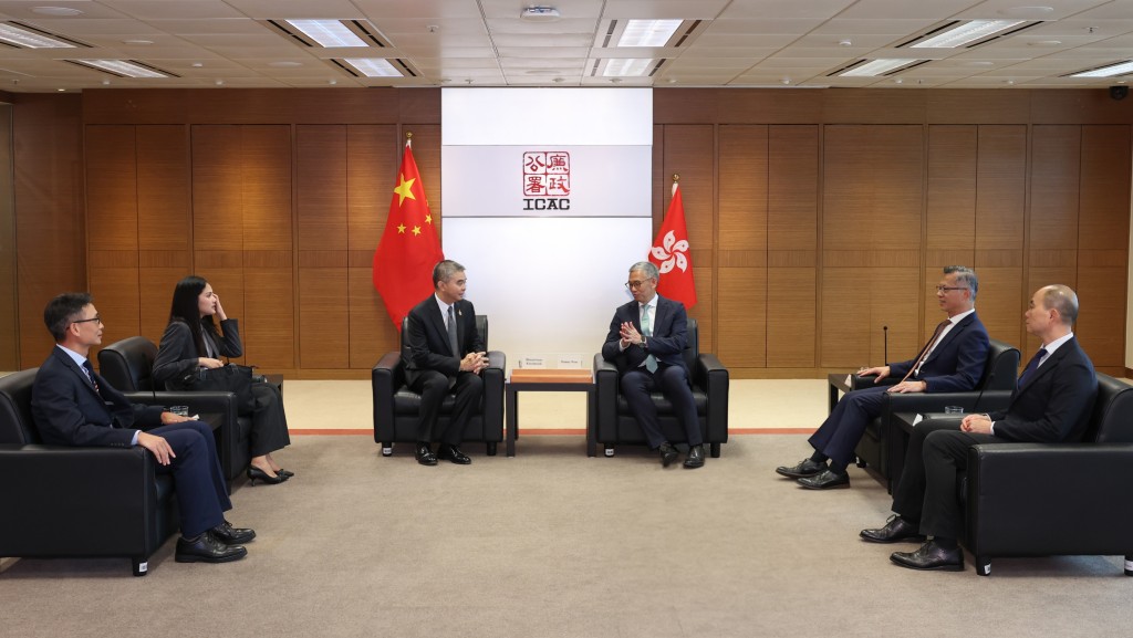 廉政專員胡英明及廉署首長級人員與泰國公共部門反貪委員會代表團舉行雙邊會議。 廉政專員胡英明及廉署首長級人員與泰國公共部門反貪委員會代表團舉行雙邊會議。