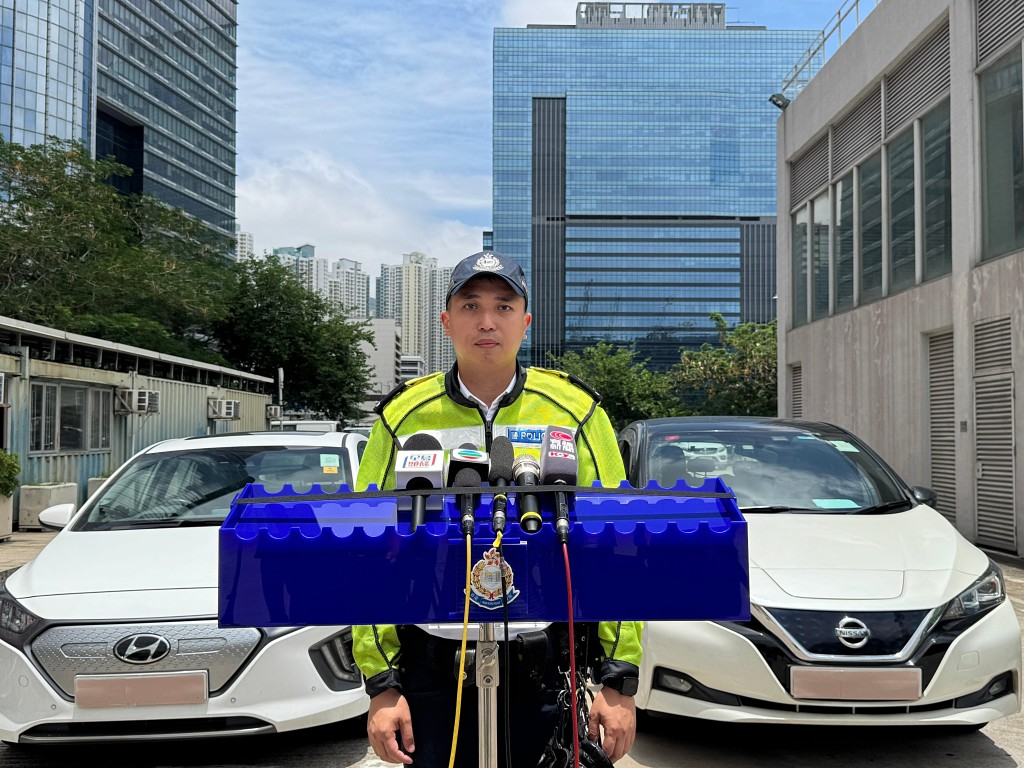 東九龍總區交通部執行及管制組特遣隊督察何健邦呼籲使用合法交通。工具 東九龍總區交通部執行及管制組特遣隊督察何健邦呼籲使用合法交通。工具