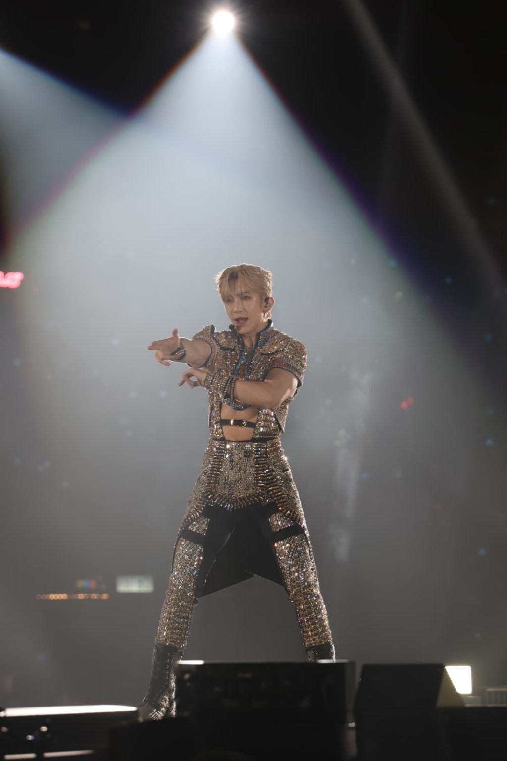 一身金光閃閃的盧瀚霆從延伸舞台的高台上出場。 一身金光閃閃的盧瀚霆從延伸舞台的高台上出場。