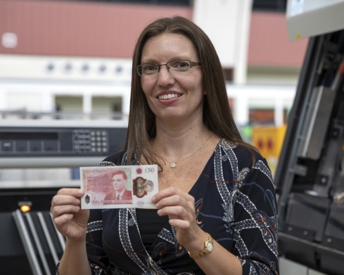 英国央行将于6月23日(图灵生日)，向公众发行印有图灵肖像的新版50英镑纸币。AP图片