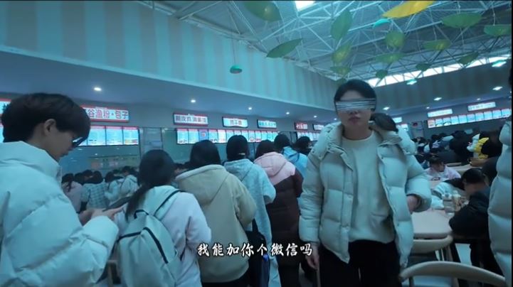 河南有疑是男大生在校内食堂搭讪心仪“女生”，对方却是老师。抖音＠笑咪咪