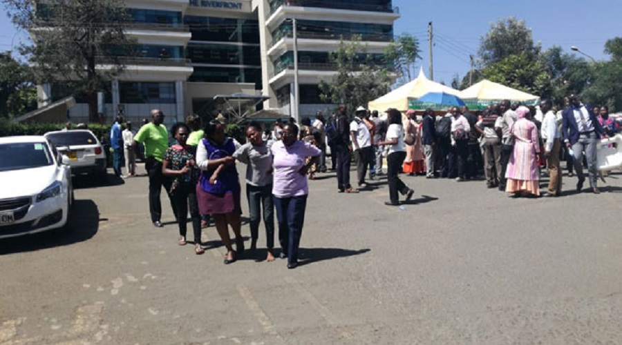 家属焦急等候家人消息。网上图片