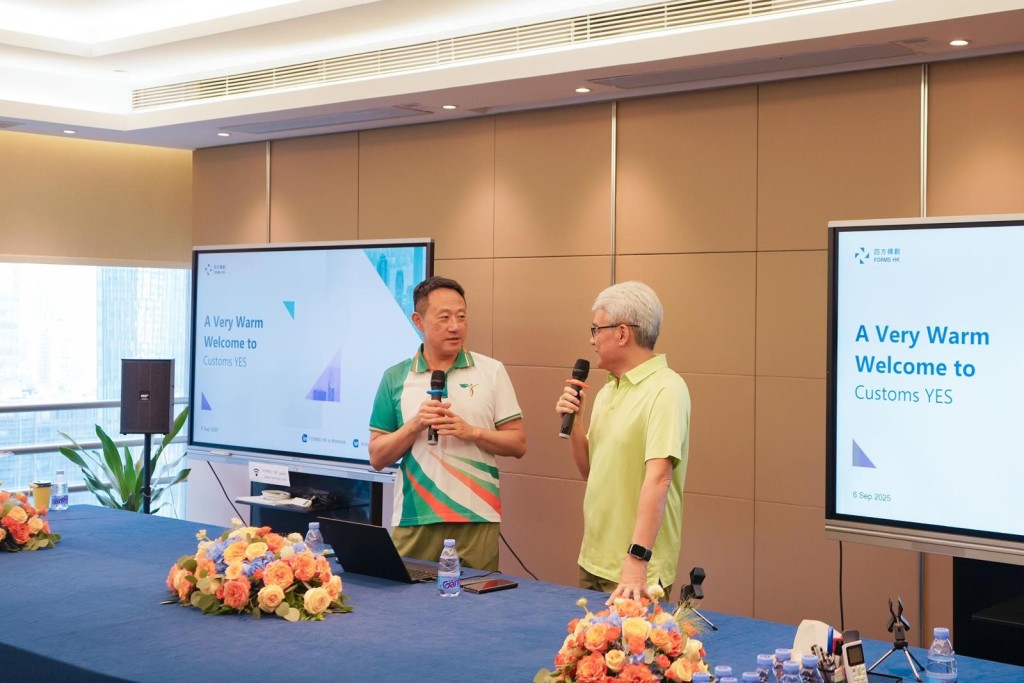 海關關長陳子達(左)與Customs YES管理委員會理事、四方精創董事長兼總經理周志群(右)鼓勵Customs YES團員積極裝備自己。 海關關長陳子達(左)與Customs YES管理委員會理事、四方精創董事長兼總經理周志群(右)鼓勵Customs YES團員積極裝備自己。