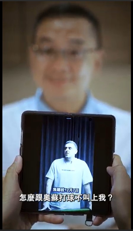 他在片頭看着奧蘇利雲與郭俊峯的選舉宣傳片，笑言「同奧蘇打波都唔預我？」