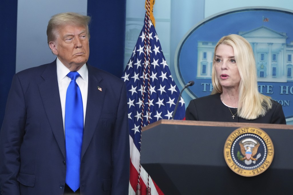 特朗普與司法部長帕姆·邦迪（Pam Bondi）。美聯社