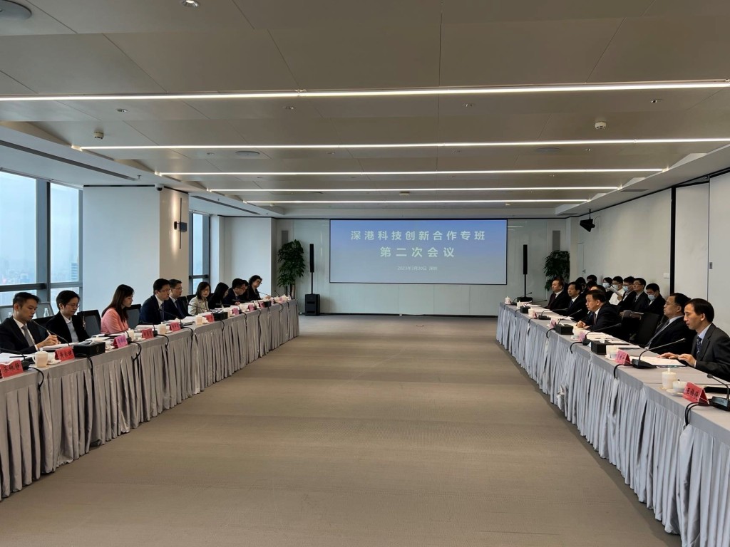 孫東教授（左四）與深圳市委常委鄭紅波（右三）共同主持深港科技創新合作專班會議。