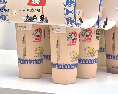 大白兔奶茶店成热话，消费者说奶茶「喝不出大白兔糖的味道」。(网图)