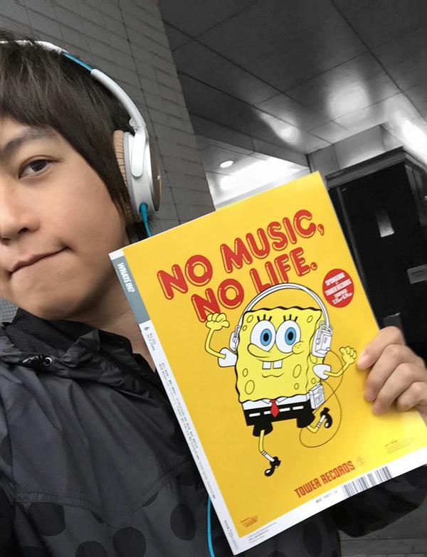 阿信上载与「海绵宝宝」的多张合照