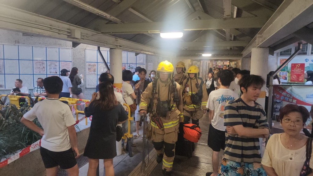 慈正邨正安樓單位起火 男子受傷送院 約250人疏散。黎志偉攝
