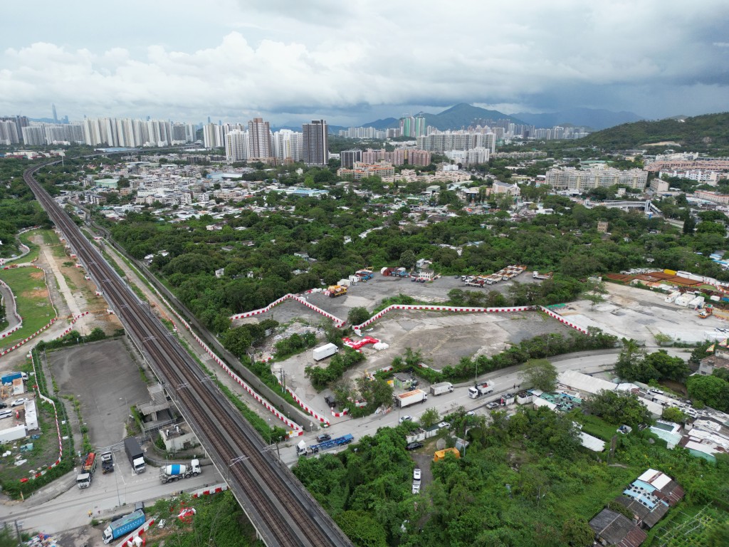 地政總署昨日公布在洪水橋/厦村新發展區第二期發展張貼第四批收回土地公告,收回37幅私人土地,總面積約29.7萬方呎。 地政總署昨日公布在洪水橋/厦村新發展區第二期發展張貼第四批收回土地公告,收回37幅私人土地,總面積約29.7萬方呎。