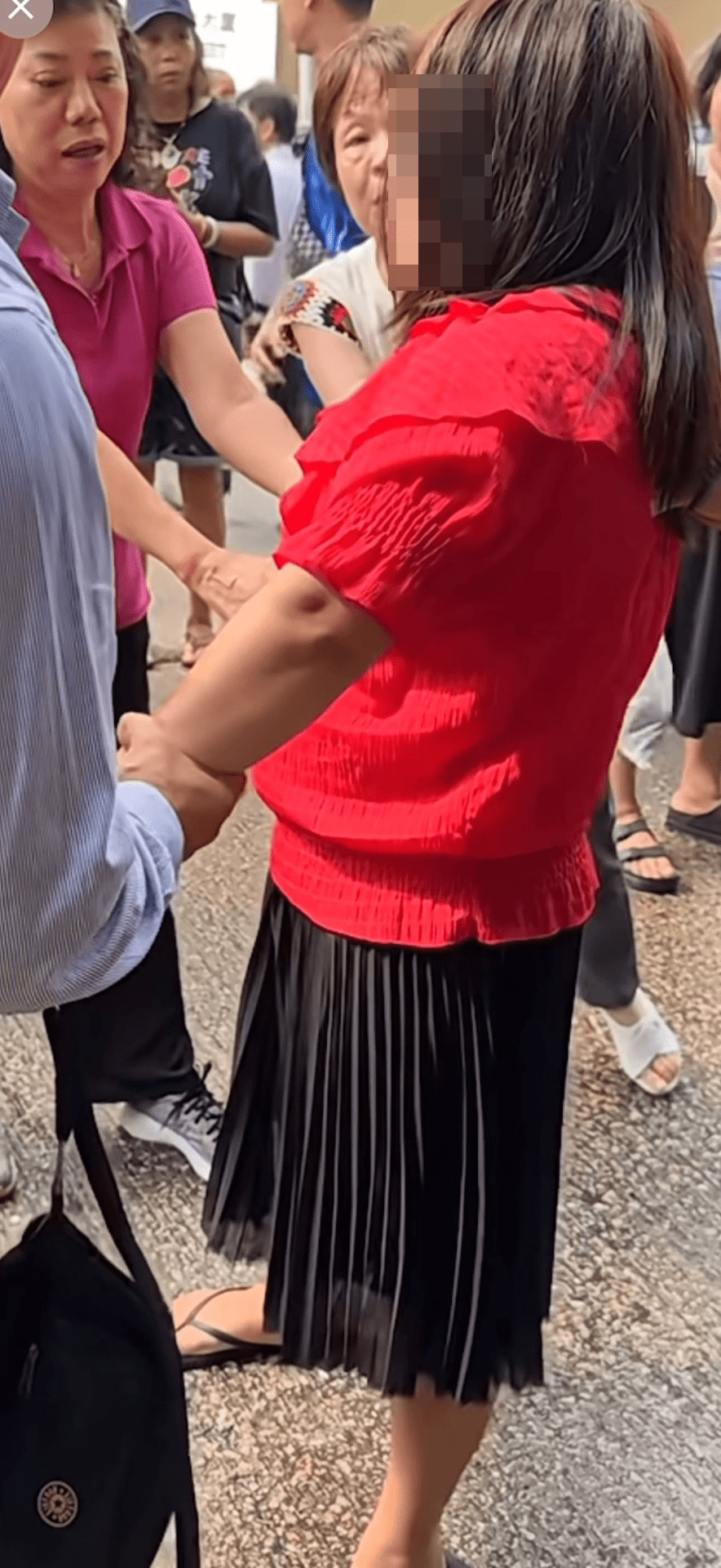 事件引來多名途人圍觀。網上片段截圖