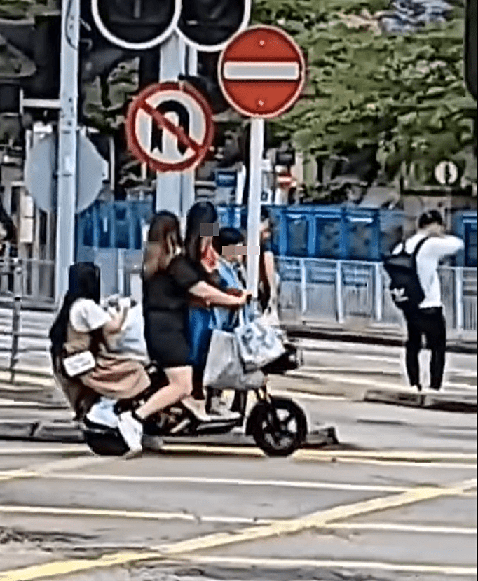 大媽駕駛電動單車載着三名小童。fb：車cam L（香港群組）