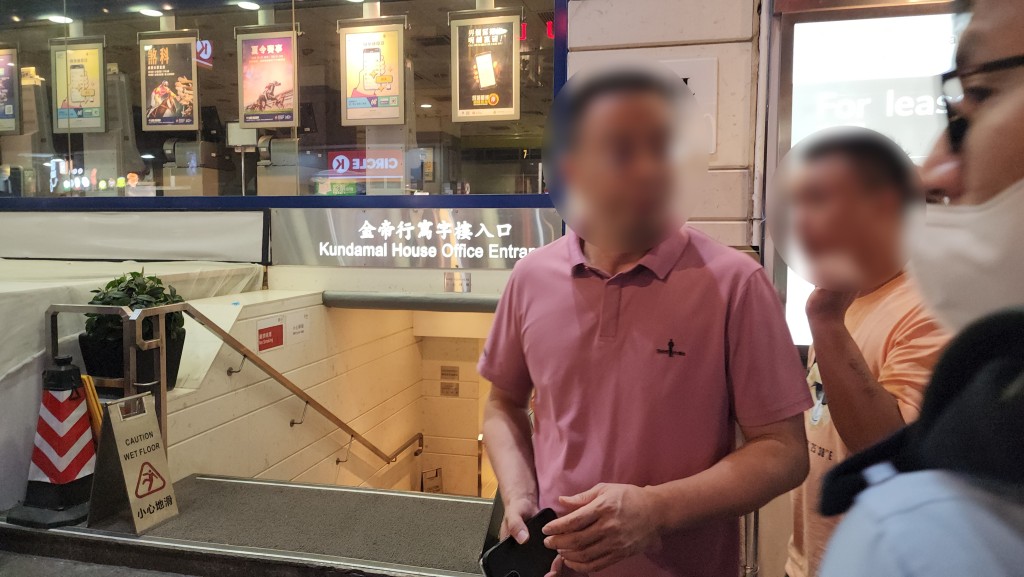 警方帶走事主(粉色衫)及另外兩男女助查,以了解確實案發經過。 警方帶走事主(粉色衫)及另外兩男女助查,以了解確實案發經過。