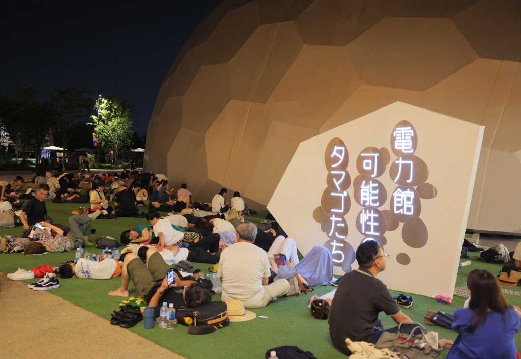 地铁故障停运，大批游客被迫在世博会场露宿。法新社