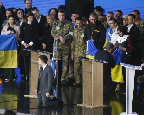 烏克蘭總統大選辯論會中,兩名候選人澤連斯基(左)與波羅申科一起向觀眾下跪。