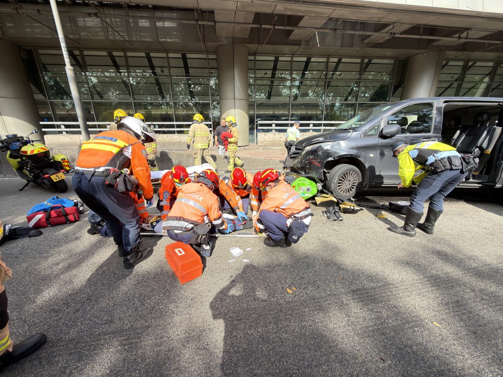 救援人員救出鐵騎士。梁國峰攝