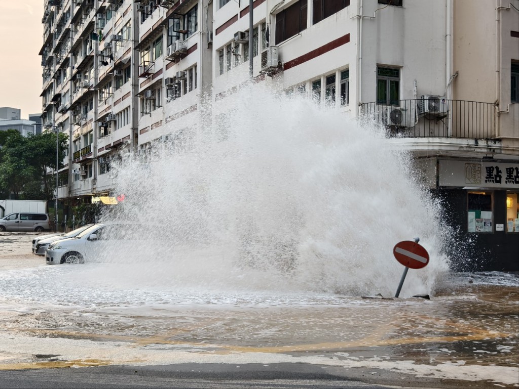 黃泥水衝破路面噴湧而出。尹敬堂攝