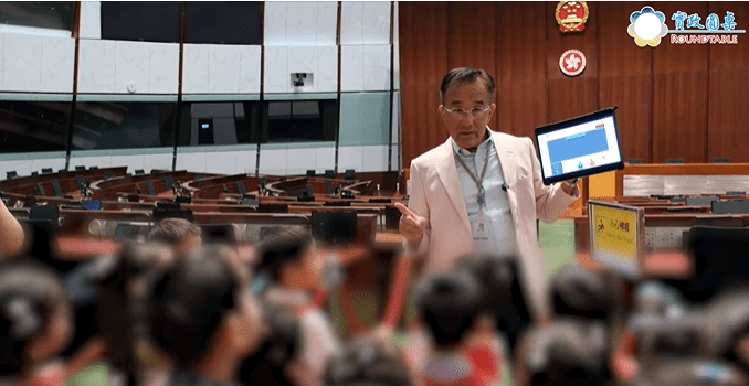 他模擬了審議政府議案的情景。田北辰FB影片截圖