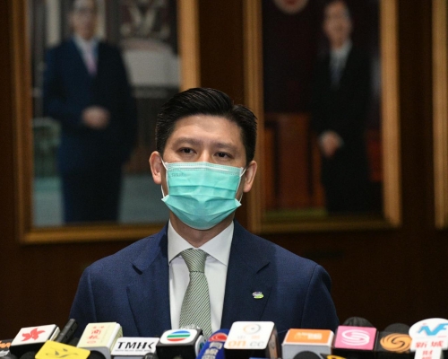 譚文豪提出休會待續討論國泰裁員。